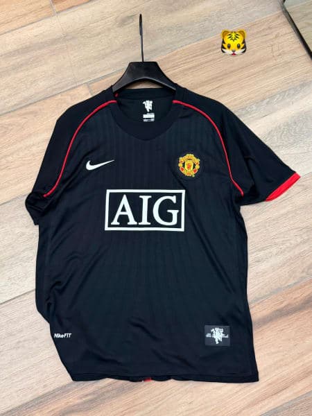 AUTHENTIC MAN UNITED AND BRAZIL RETRO KIT - image 1